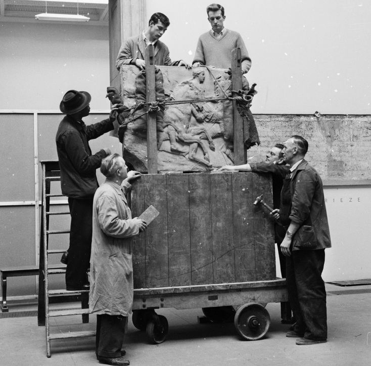 21 Δεκεμβρίου 1961: Εργάτες ξεφορτώνουν ένα τμήμα της ζωφόρου του Παρθενώνα πριν το στερεώσουν στον τοίχο της νέας αίθουσας με τα «Ελγίνεια Μάρμαρα» του Βρετανικού Μουσείου στο Λονδίνο. 