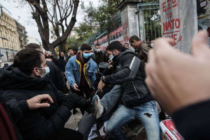 Ένταση κατά την κατάθεση στεφάνου στο Πολυτεχνείο από την αντιπροσωπεία του ΣΥΡΙΖΑ το 2021 