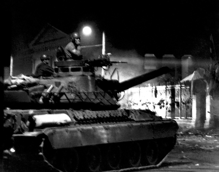 Το τανκ έξω από την πύλη του Πολυτεχνείου τα ξημερώματα της 17ης Νοέμβρη 1973