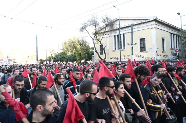 Ξεκίνησε η πορεία για το Πολυτεχνείο από την Πατησίων