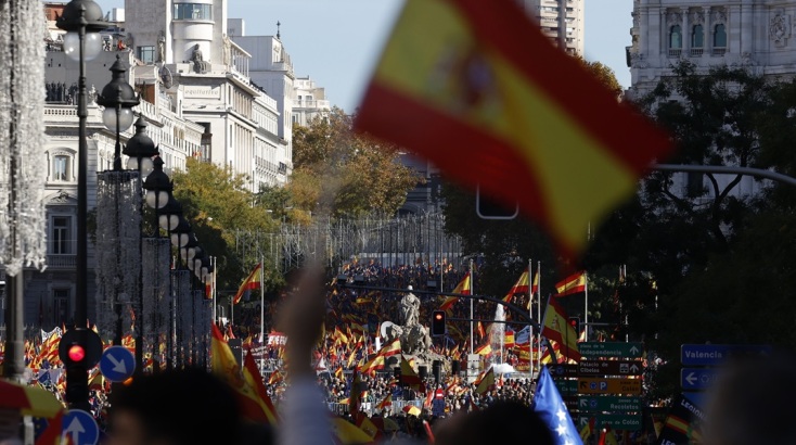 Πλήθος κόσμου κατά του Σάντσεθ στη Μαδρίτη
