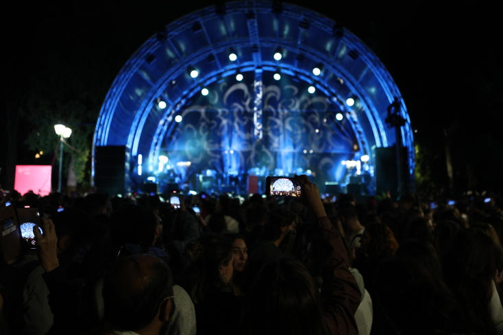 Συναυλία για τη φωταγώγηση του χριστουγεννιάτικου δέντρου στο Σύνταγμα