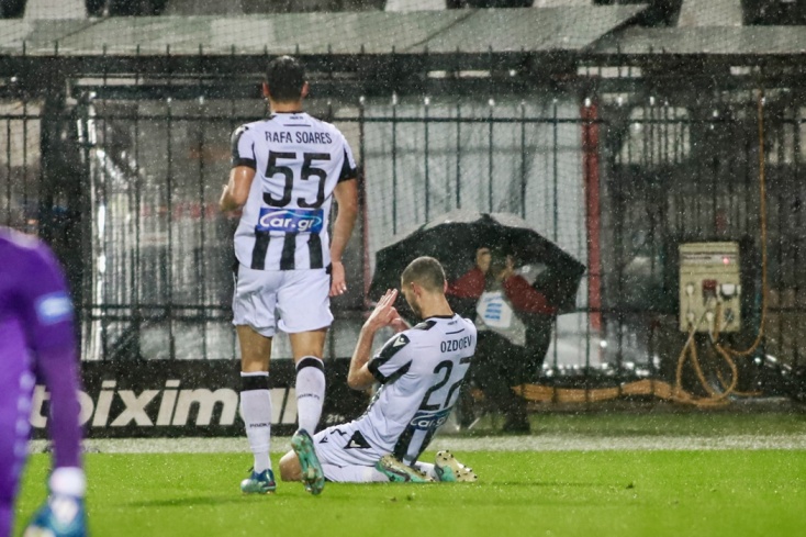 Ποδοσφαιριστής του ΠΑΟΚ σε φάση υπό βροχή