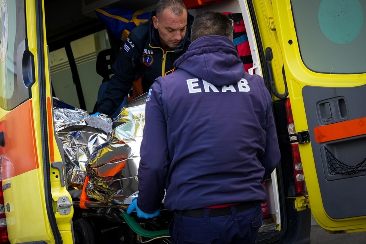 Άτομο μεταφέρεται από το ΕΚΑΒ στο νοσοκομείο της Μυτιλήνης
