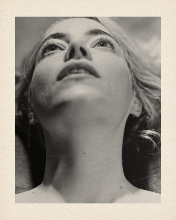 Η Έμμα Στόουν ποζάρει στον φακό του Γιώργου Λάνθιμου στους δρόμους της Αθήνας και γίνεται εξώφυλλο στο W Magazine