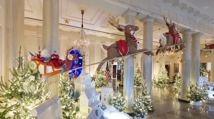 Ο Λευκός Οίκος στο «πνεύμα» των Χριστουγέννων © EPA/MICHAEL REYNOLDS