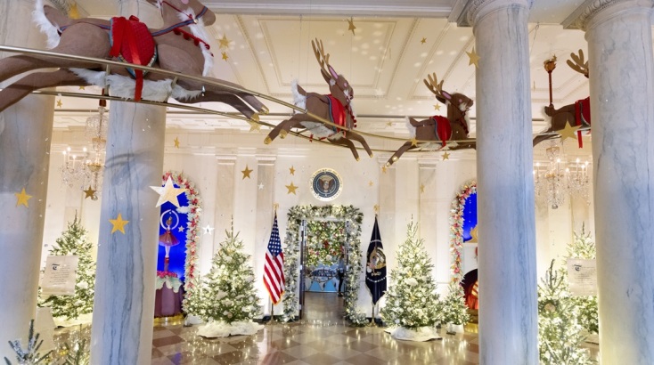 Ο Λευκός Οίκος στο «πνεύμα» των Χριστουγέννων © EPA/MICHAEL REYNOLDS