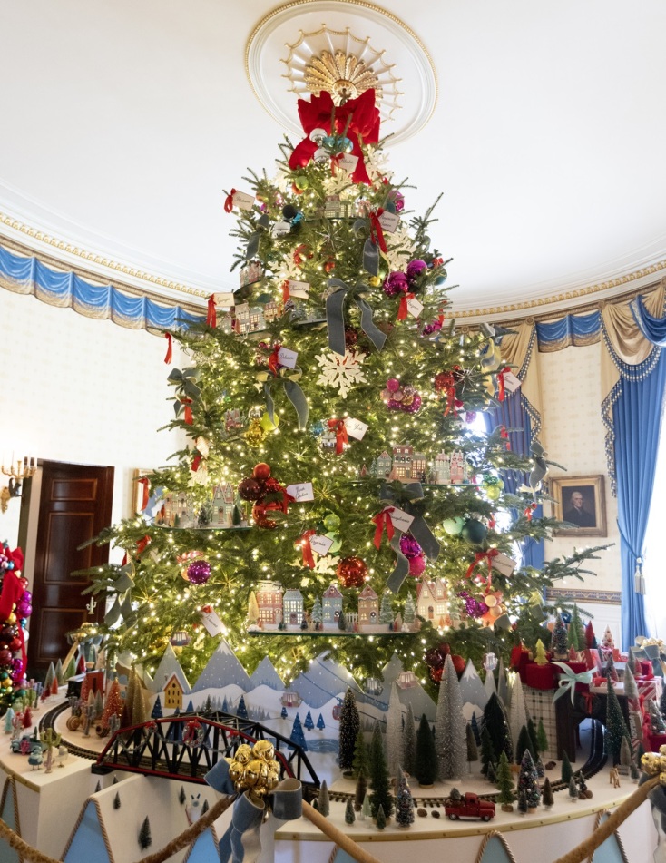 Ο Λευκός Οίκος στο «πνεύμα» των Χριστουγέννων © EPA/MICHAEL REYNOLDS