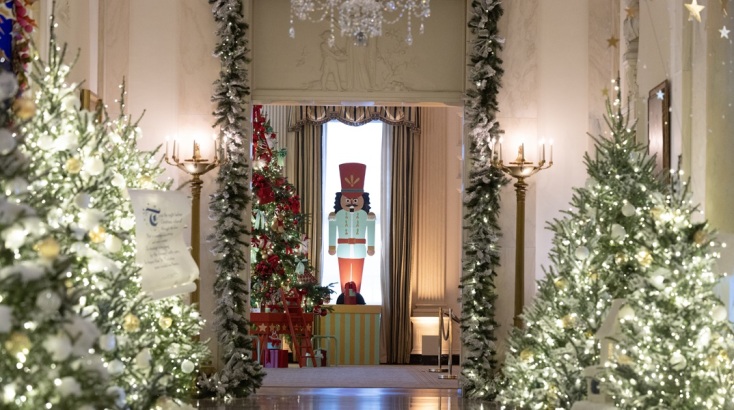 Ο Λευκός Οίκος στο «πνεύμα» των Χριστουγέννων © EPA/MICHAEL REYNOLDS