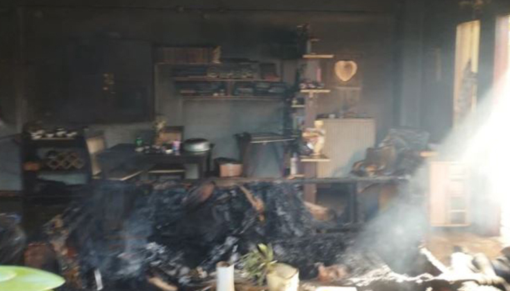 Το κατεστραμένο εσωτερικό του σπιτιού όπου βρέθηκαν νεκροί οι ηλικιωμένοι στα Χανιά