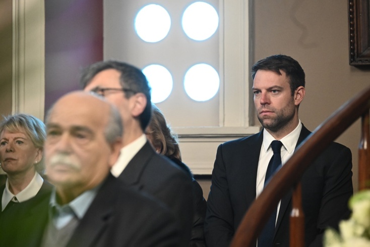 Ο πρόεδρος του ΣΥΡΙΖΑ, Στέφανος Κασσελάκης, στην κηδεία του Βασίλη Βασιλικού