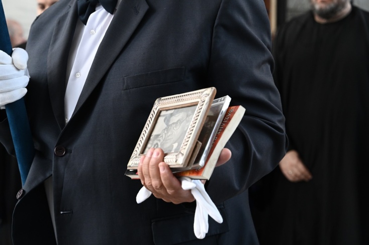 Η φωτογραφία του Βασίλη Βασιλικού στην κηδεία του στο Α' Κοιμητήριο Αθηνών 