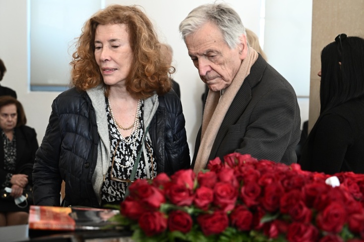 Ο Κώστας Γαβράς πάνω από το φέρετρο του Βασίλη Βασιλικού