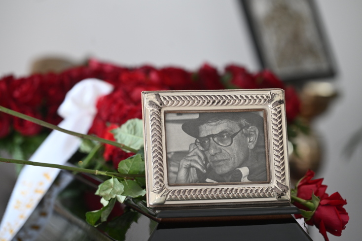 Η φωτογραφία του Βασίλη Βασιλικού πάνω στο φέρετρό του