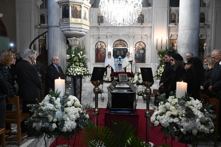 Το φέρετρο του Βασίλη Βασιλικού στην κηδεία του στο Α' Κοιμητήριο Αθηνών