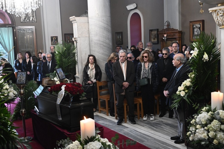 Το φέρετρο του Βασίλη Βασιλικού στην κηδεία του στο Α' Κοιμητήριο Αθηνών