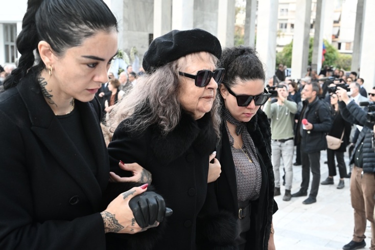 H οικογένεια του Βασίλη Βασιλικού έφτασε από νωρίς στο Κοιμητήριο για την κηδεία του