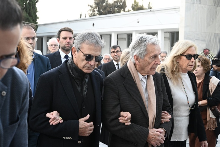 O Κώστας Γαβράς και ο Γιώργος Νταλάρας στην κηδεία του Βασίλη Βασιλικού