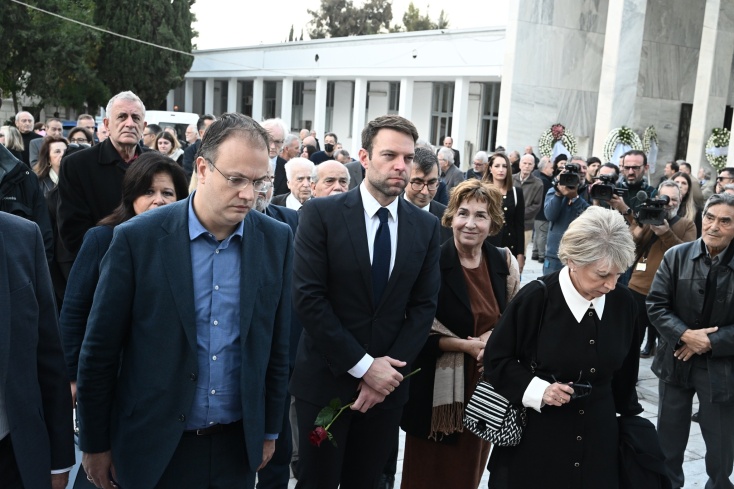 Ο Στέφανος Κασσελάκης και στελέχη του ΣΥΡΙΖΑ στην κηδεία του Βασίλη Βασιλικού