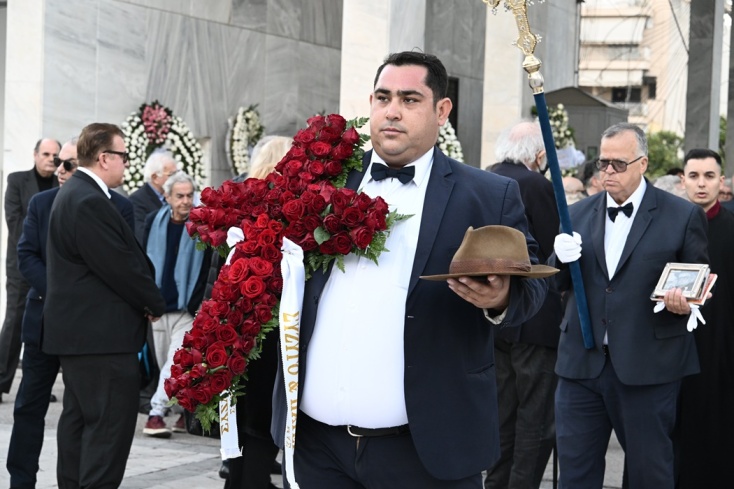 Στιγμιότυπο από την κηδεία του Βασίλη Βασιλικού