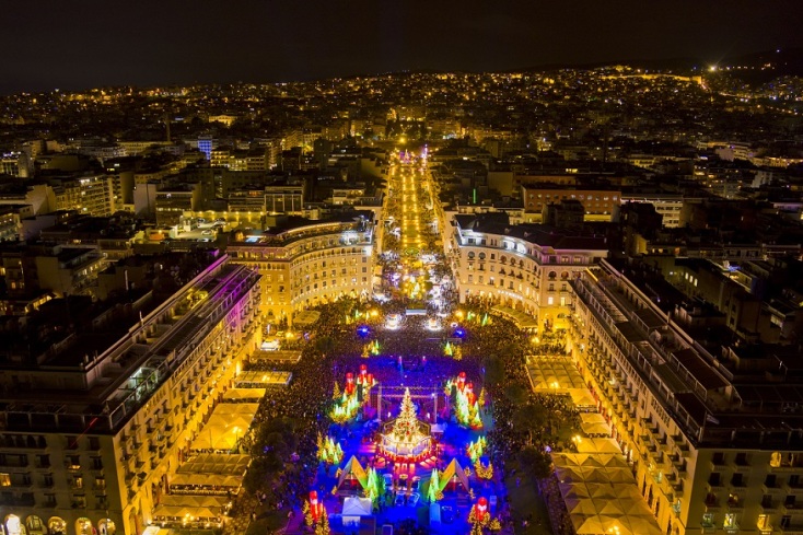 Χριστούγεννα στη Θεσσαλονίκη: Φωταγωγήθηκε έλατο ύψους 17 μέτρων στην Αριστοτέλους Ένα δέντρο από το Παλαιοχώρι Χαλκιδικής στόλισε την πλατεία με τα χιλιάδες φώτα του 