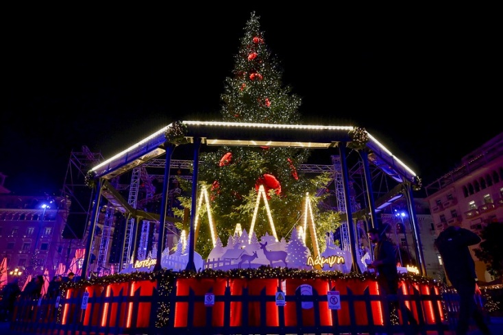 Χριστούγεννα στη Θεσσαλονίκη: Φωταγωγήθηκε έλατο ύψους 17 μέτρων στην Αριστοτέλους Ένα δέντρο από το Παλαιοχώρι Χαλκιδικής στόλισε την πλατεία με τα χιλιάδες φώτα του 
