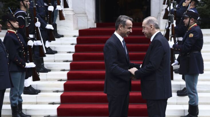 Ξεπέρασε τις προσδοκίες η επίσκεψη Ερντογάν στην Αθήνα σύμφωνα με σχολιαστές