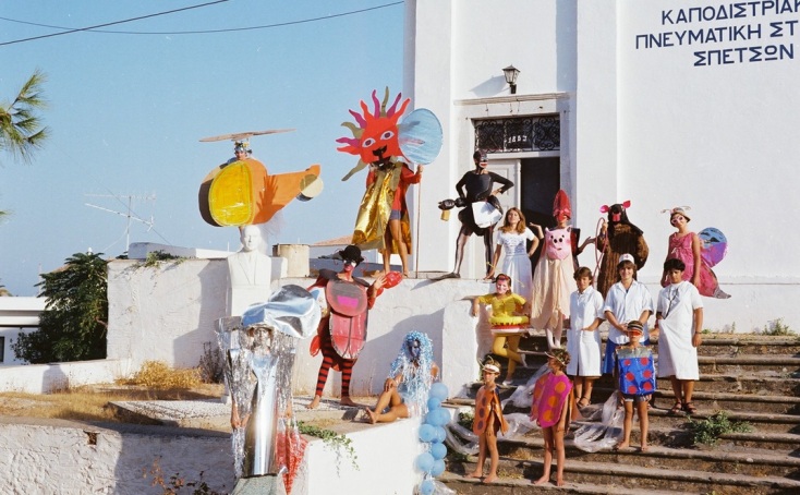 Θίασος από την παράσταση Tο Όνειρο της Μπουμπουλίτσας, 1979Φωτογραφία: Δημήτρης Παπαδήμας