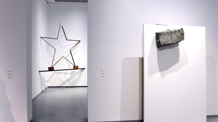 Έργο του Giovanni Anselmo (δεξιά στη φωτογραφία) από την έκθεση "Journey To The End Of Statuary" στην Ιταλία το 2023 