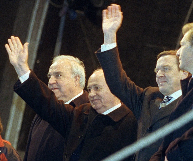 Τείχος Βερολίνου: Σαν σήμερα στις 23 Δεκεμβρίου 1989 επετράπη η ελεύθερη μετακίνηση μεταξύ Δυτικής και Ανατολικής Γερμανίας Η διχοτόμηση μιας ολόκληρης πόλης και η πτώση του Τείχους της Ντροπής