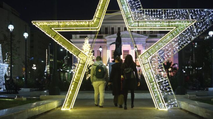 Δώρα και χαμόγελα στην «Κόκκινη νύχτα» του Πειραιά