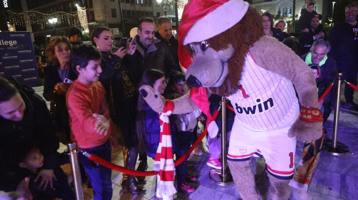 Δώρα και χαμόγελα στην «Κόκκινη νύχτα» του Πειραιά