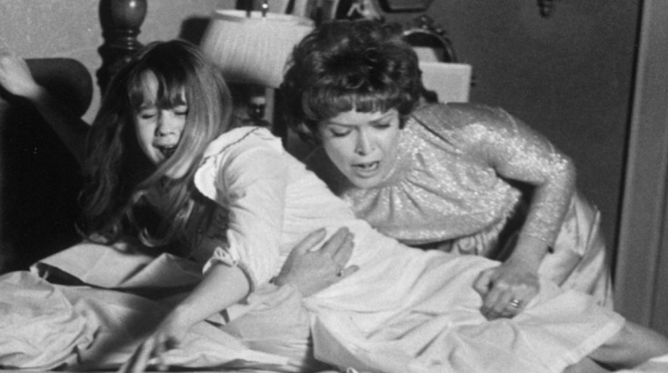 Η Λίντα Μπλερ (αριστερά) και Έλεν Μπέρστιν σε σκηνή της ταινίας «Ο Εξορκιστής»