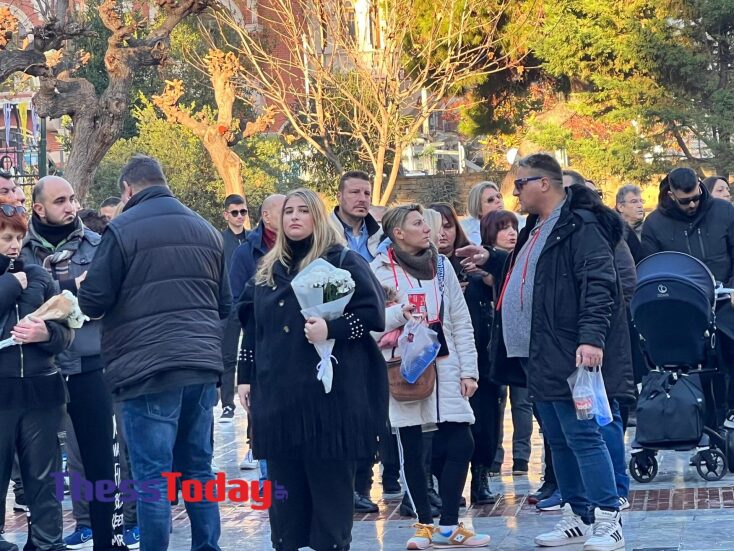 Πολίτες σχηματίζουν ουρά στο λαϊκό προσκύνημα για τον Βασίλη Καρρά