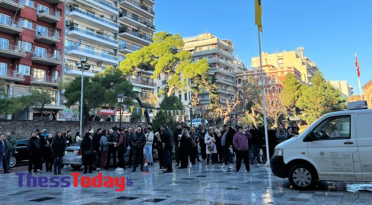 Πολίτες σχηματίζουν ουρά στο λαϊκό προσκύνημα για τον Βασίλη Καρρά