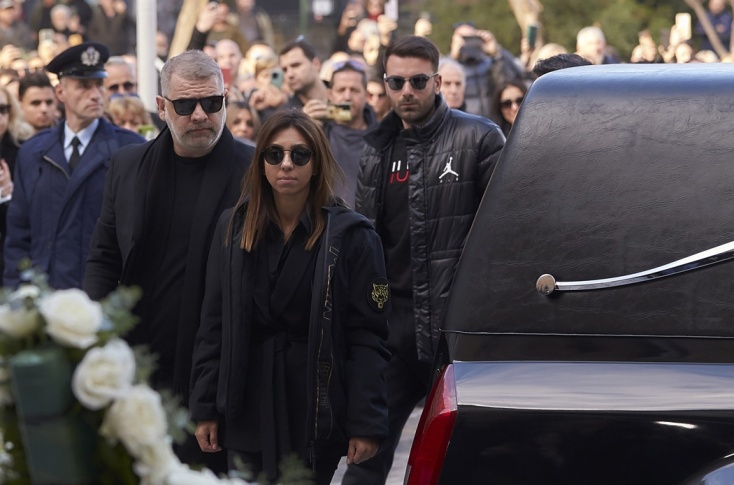 Η κόρη του Βασίλη Καρρά στο λαϊκό προσκύνημα