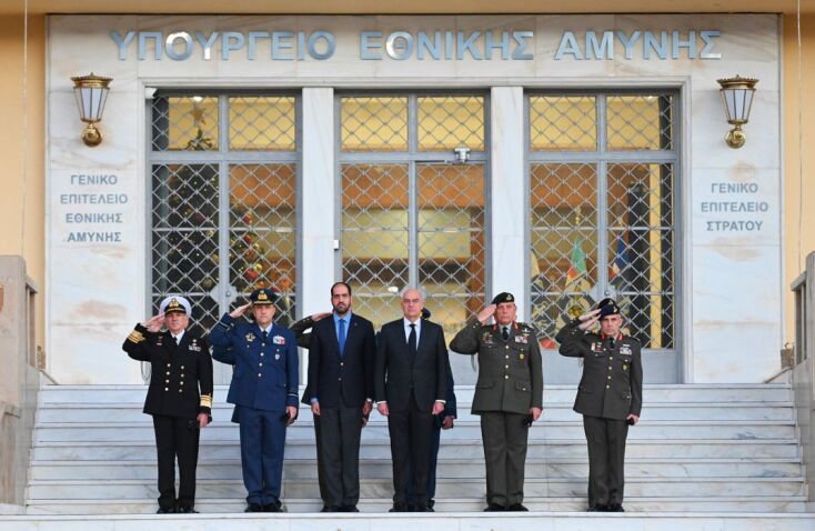 ΤΕΛΕΤΗ ΑΠΟΔΟΣΗΣ ΤΙΜΩΝ ΣΤΟΝ ΕΠΙΣΜΗΝΑΓΟ ΕΠ. ΚΩΣΤΕΑ ΠΑΡΟΥΣΙΑ ΤΟΥ ΥΕΘΑ Ν. ΔΕΝΔΙΑ ΤΟΥ ΥΦΕΘΑ Ι. ΚΕΦΑΛΟΓΙΑΝΝΗ ΚΑΙ ΤΗΣ ΗΓΕΣΙΑΣ ΤΩΝ ΕΝΟΠΛΩΝ ΔΥΝΑΜΕΩΝ (ΓΡΑΦΕΙΟ ΤΥΠΟΥ ΥΠ. ΑΜΥΝΑΣ/EUROKINISSI)