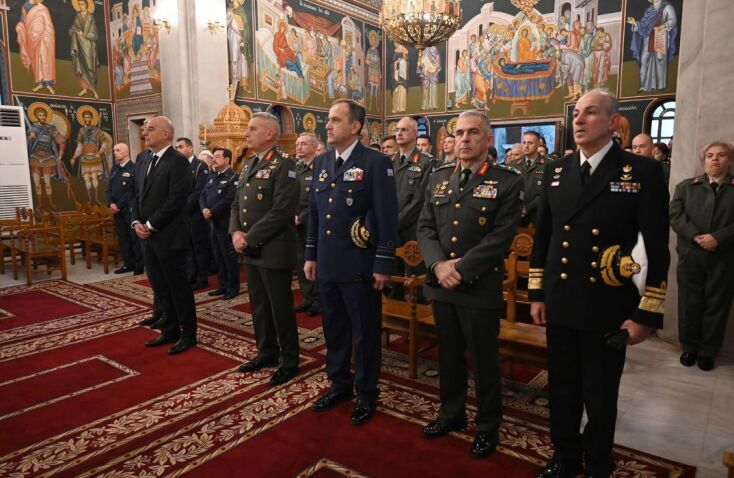 ΤΕΛΕΤΗ ΑΠΟΔΟΣΗΣ ΤΙΜΩΝ ΣΤΟΝ ΕΠΙΣΜΗΝΑΓΟ ΕΠ. ΚΩΣΤΕΑ ΠΑΡΟΥΣΙΑ ΤΟΥ ΥΕΘΑ Ν. ΔΕΝΔΙΑ ΤΟΥ ΥΦΕΘΑ Ι. ΚΕΦΑΛΟΓΙΑΝΝΗ ΚΑΙ ΤΗΣ ΗΓΕΣΙΑΣ ΤΩΝ ΕΝΟΠΛΩΝ ΔΥΝΑΜΕΩΝ (ΓΡΑΦΕΙΟ ΤΥΠΟΥ ΥΠ. ΑΜΥΝΑΣ/EUROKINISSI)