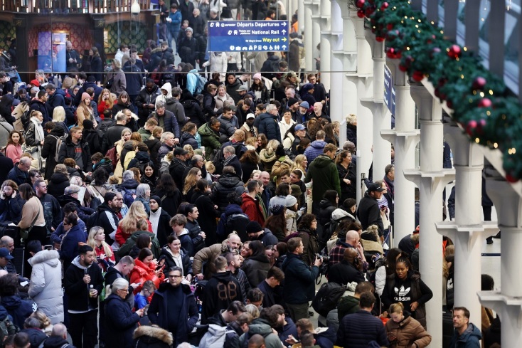 Πλημμύρησε σήραγγα στη νότια Αγγλία εμποδίζοντας τους επιβάτες να ταξιδέψουν Χιλιάδες έχουν  αποκλειστεί  κάτω από τον ποταμό Τάμεση