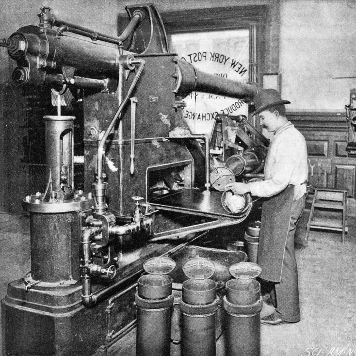 Φωτογραφία ενός υπαλλήλου ταχυδρομείου που δημοσιεύθηκε στο Scientific American (1897) © Photo by SSPL/Getty Images