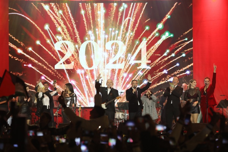 Η Αθήνα καλωσόρισε το 2024 με μια μεγάλη γιορτή παρέα με τον Νίκο Πορτοκάλογλου και τη Μαρίνα Σάττι