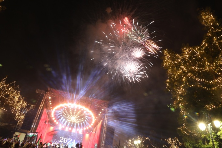 Η Αθήνα καλωσόρισε το 2024 με μια μεγάλη γιορτή παρέα με τον Νίκο Πορτοκάλογλου και τη Μαρίνα Σάττι