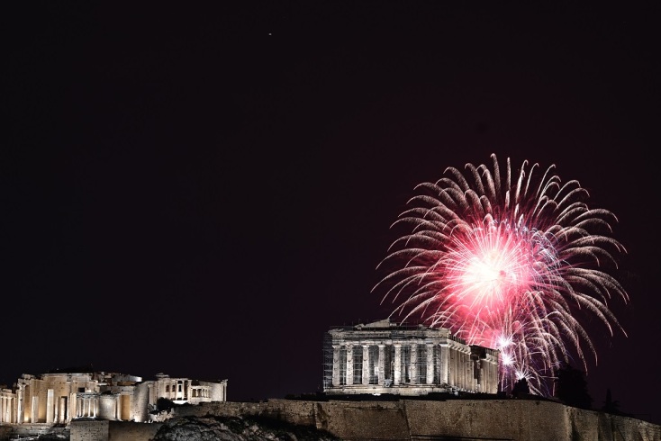 Η Αθήνα καλωσόρισε το 2024 με μια μεγάλη γιορτή παρέα με τον Νίκο Πορτοκάλογλου και τη Μαρίνα Σάττι