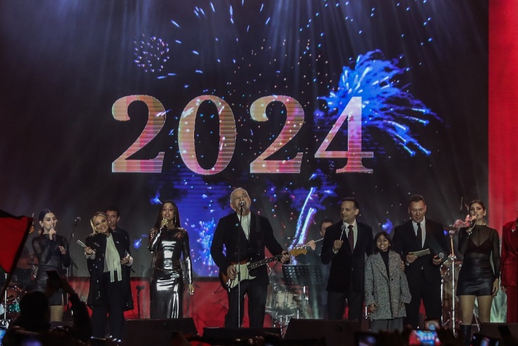 Η Αθήνα καλωσόρισε το 2024 με μια μεγάλη γιορτή παρέα με τον Νίκο Πορτοκάλογλου και τη Μαρίνα Σάττι