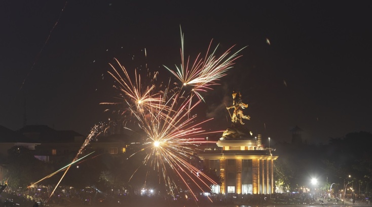 Αλλαγή του χρόνου στην Ινδονησία © EPA/ADI WEDA