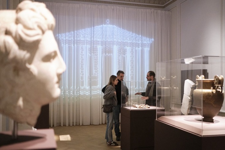 Στην έκθεση «Χαιρώνεια 2 Αυγούστου 338 π.Χ.» ο πρωθυπουργός Κυρ. Μητσοτάκης, με την κόρη του Δάφνη στο Μουσείο Κυκλαδικής Τέχνης