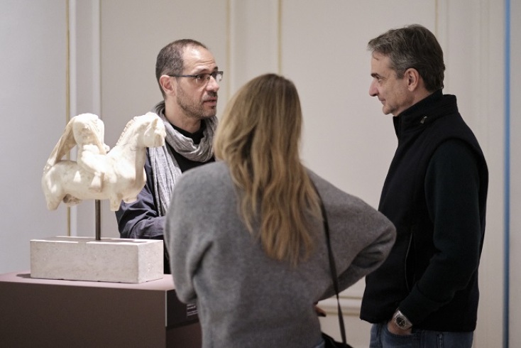 Στην έκθεση «Χαιρώνεια 2 Αυγούστου 338 π.Χ.» ο πρωθυπουργός Κυρ. Μητσοτάκης, με την κόρη του Δάφνη στο Μουσείο Κυκλαδικής Τέχνης