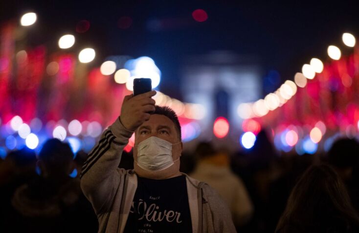 Viral η «θάλασσα» από οθόνες κινητών για την αλλαγή χρόνου στο Παρίσι