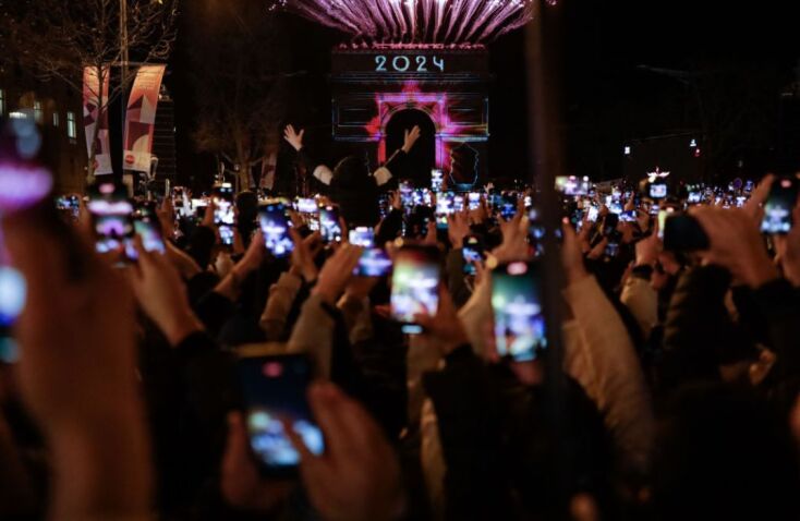 Viral η «θάλασσα» από οθόνες κινητών για την αλλαγή χρόνου στο Παρίσι