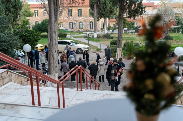 Ηλικιωμένοι από το Γηροκομείο Αθηνών και Λέσχες Φιλίας του δήμου Αθηναίων βρέθηκαν στη στολισμένη Αθήνα και απόλαυσαν τη βόλτα τους